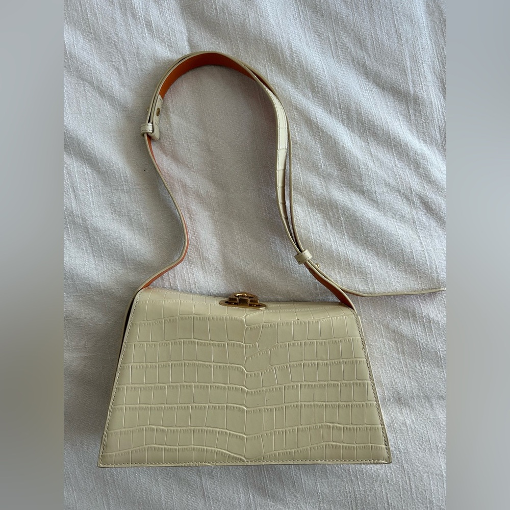 Songmont Cream Crocodile-Embossed Leather Shoulder Bag with Gold Clasp